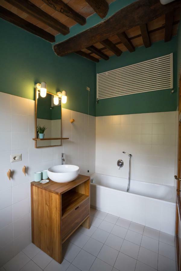 Accogliente Alloggio Con Vista E Piscina Лука Екстериор снимка